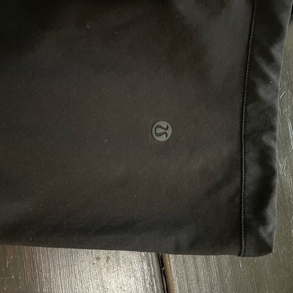 Lululemon cropped pullover w/hood SHRED415 logo Sz 2 - Picture 3 of 4